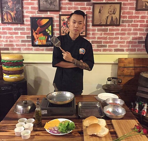 2.	高中開始接觸餐飲業，各式漢堡都難不倒Auther，只要有空他就會親自下廚。
