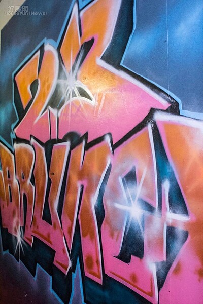 5.	走上樓梯右手邊一大面牆以Old school字體寫著大大的23，來自Auther早期一起玩塗鴉朋友的創作。
