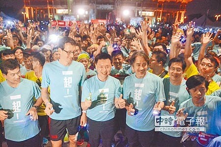 立委趙天麟(前排左三)18日舉辦「大高雄38區公益路跑」最終場,有3萬名跑者、加油群眾共襄盛舉。(林宏聰攝)