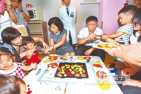 台北市長柯文哲（右三）定調107學年度提高私立幼兒園學費補助，但遭議員發現預算沒那麼多。（本報資料照片）