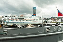 難得看到的二戰時期船艦與近代建造的大型郵輪同框。