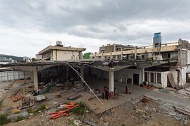 曾經人來車往好不熱鬧的臺鐵基隆車站，隨著半地下化新車站的啟用人去樓空。凌亂的站區零散堆放的建材讓這裡更顯得滄桑。