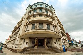 離基隆車站不遠的海港大樓，1930年代興建，日治時代原名「基隆港合同廳舍」，負責基隆港務運作，雖然已經列入古蹟成為歷史建築，至今依舊有財政部關務署基隆關、交通部航港局北部航務中心等單位進駐持續運作中。
