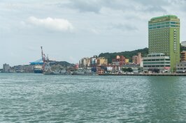 散步來到西岸旅客碼頭，首先印入眼簾的就是對岸的大型飯店以及漆著藍灰色的海軍軍艦。軍事與觀光並存，也是台灣幾個主要大型海港最為特別的景觀。