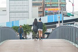 短短的拱橋連接著海洋廣場與東側碼頭綠地。依欄憑靠可欣賞到不同的基隆港風貌。