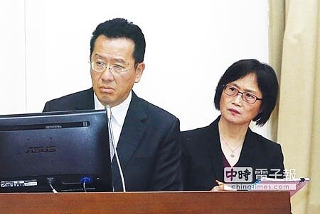 金管會主委顧立雄(左)20日在立院財委會備詢。圖/趙雙傑