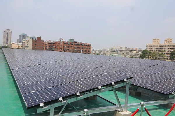 廣告噱頭變違建　太陽能屋頂讓屋主們臉綠瞭