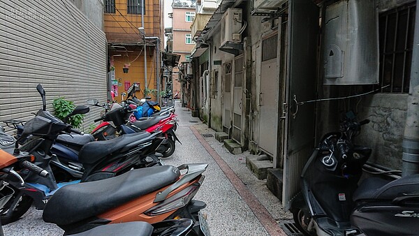 北市防火巷缺乏有效管理，居民任意堆放雜物以及亂停車，對治安以及消防逃生造成不小的隱憂。（好房網News記者張聖奕/攝）