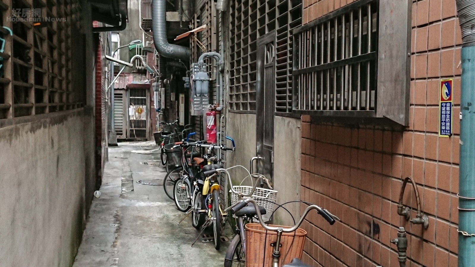 防火巷任意堆放雜物以及亂停車,嚴重影響消防逃生與公共安全。好房網資料照