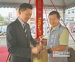 動工金鏟子　林智堅送出460把