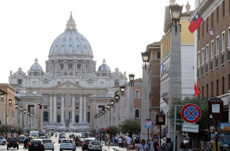 中國大陸發動「限梵令」,點名凡組織遊客赴梵蒂岡與帛琉等國家,將受到嚴厲處罰。圖為中華民國駐梵蒂岡大使館屋頂上的青天白日滿地紅國旗。 聯合報資料照片