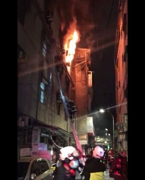 22日晚間，中和公寓民宅傳出大火（圖／新北市消防局提供）