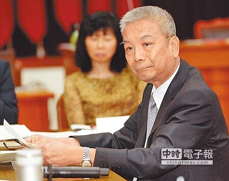 財政部長許虞哲22日出席財政委員會，立委紛紛針對慶富案撤換3家行庫董事長的人事案進行質詢。圖／王德為 
