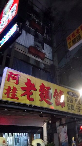 22日中和公寓火警(圖/翻攝自臉書新北消防發爾麵)