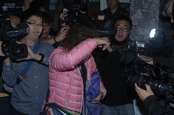 隔許多間套房出租的房東一現身,立刻被媒體包圍。聽到媒體不斷詢問遮臉不發一語。(好房網News記者張聖奕/攝)