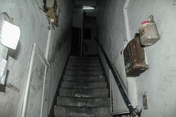 現場為40年老公寓，樓梯狹窄且陡，逃生不易。（好房網News記者張聖奕/攝）