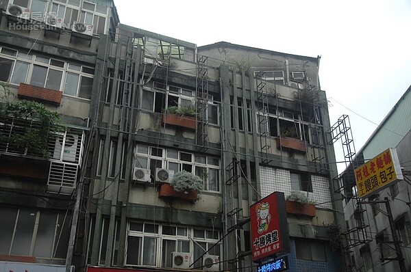 中和公寓大火現場(好房網News記者張聖奕攝影)