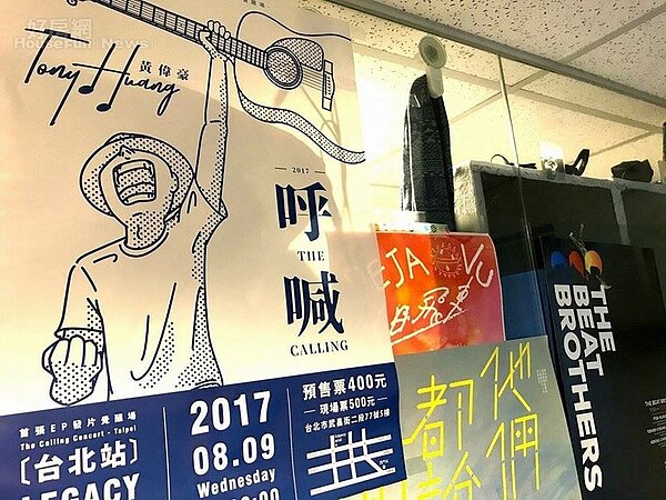 8. 客廳玻璃隔間上的演出海報。