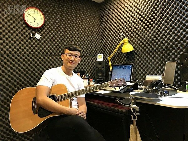 1. 木吉他為黃偉豪最重要的樂器。