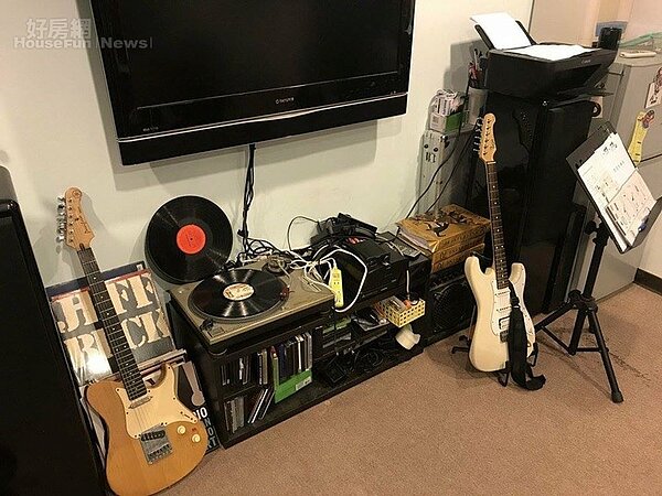 4. 共用客廳的電視為懸掛式,可節省空間。