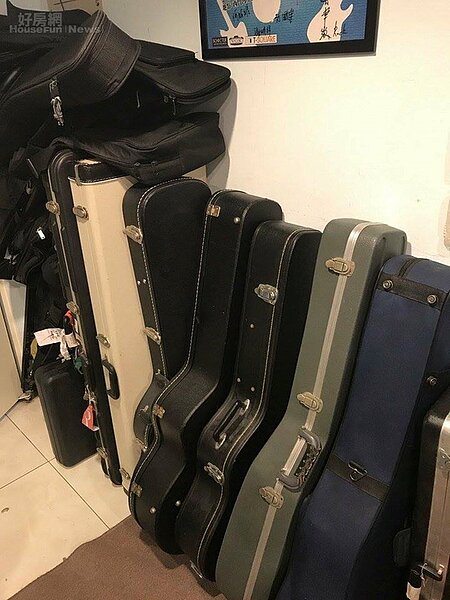 5. 吉他盒整齊地靠牆擺放。