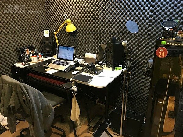 3. 黃偉豪的音樂製作工作桌。