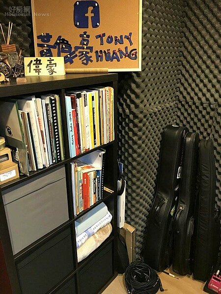 2. 書櫃放置書籍和日用品,櫃子上是手工製作的街頭表演看板。