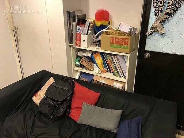 6. 簡單的黑沙發,黃偉豪和音樂夥伴們常一起窩著互相交流。