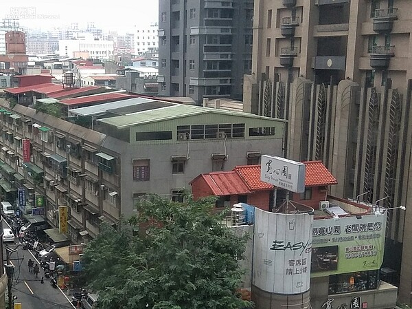 新北市府正對面就有疑似違建的頂加。(好房網News記者 陳韋帆/攝影)