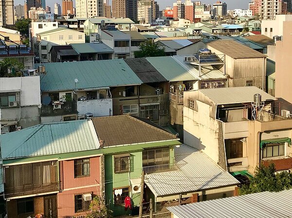 頂樓加蓋是常見的違建,台中市將清查待拆違章中,若有隔成大量出租套房者,將優先拆除。 記者洪敬浤/攝影