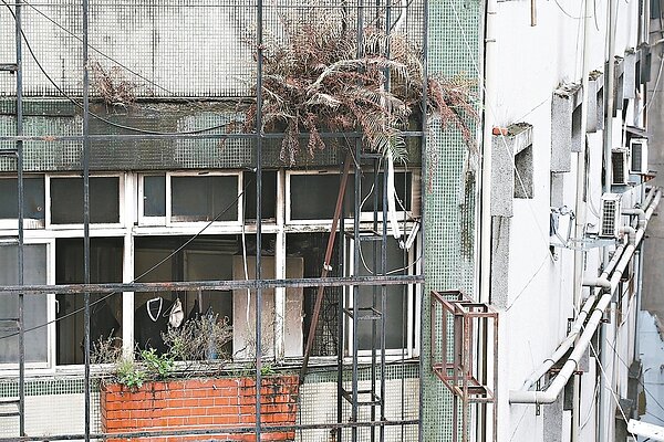 新北市中和區火警地點四樓與五樓一個個窗戶是每間套房的逃生希望,卻因惡意縱火,火勢來得又快又急讓住戶逃生不及。 記者高彬原/攝影