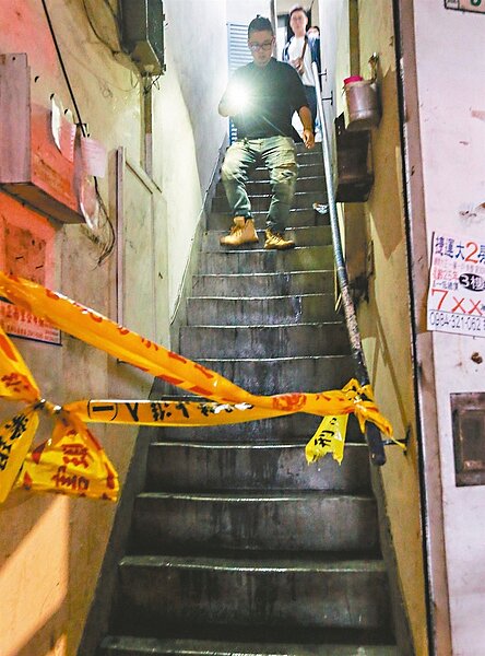 警消昨天凌晨在大火現場拉起封鎖線,等候檢察官勘驗。 記者鄭清元/攝影