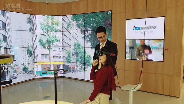 格格道家來到永慶房產集團i+智慧創新體驗館。(好房資料中心)