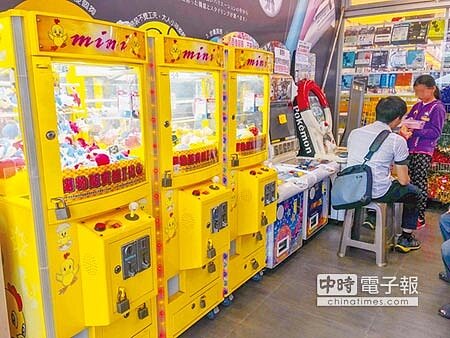 夾娃娃機台常吸引學生逗留,高市教育局函文要求各校老師調查校園周邊夾娃娃機位置,引起基層教師不滿。(林宏聰攝)