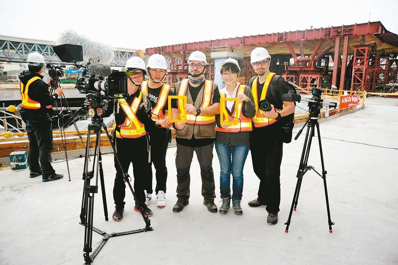 國家地理頻道團隊到高雄火車站周邊拍攝高市土地重劃一甲子紀錄專題。 記者楊濡嘉/攝影