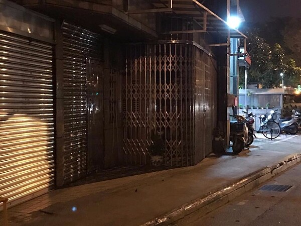 違建第一次拆除前模樣,但2017年2月拆除後,又馬上封回去(圖/鄰居杜先生提供)