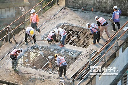 中和出租套房大火燒出違建問題，圖為新北市拆除大隊強制拆除新店區北宜路2段的超級大違建。（本報資料照片） 