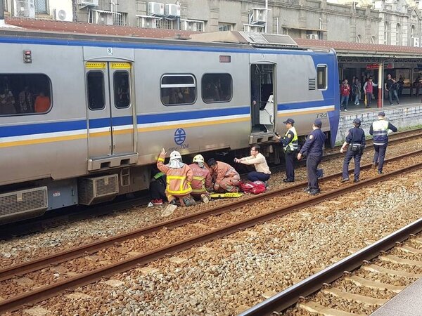 區間車1214次苗栗開往基隆列車，於新竹站撞及一掉落月台旅客。圖／台鐵提供。