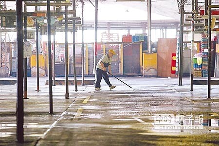 
台北農產運銷公司短短20天就休市11天，引發產地的農作物無處運銷，導致菜價崩跌。5日起又休市3天，台北農產運銷市場內利用休假整修環境。（王英豪攝）
 