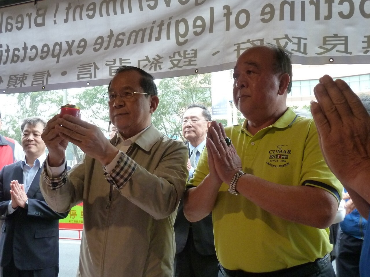 國民黨今天近中午在黨副祕書長杜建德帶領多位黨務主管再至八百壯士帳棚區點燈為退役上校繆德生祈福致意，並由反軍人年改團體八百壯士副指揮官吳斯懷接待。記者周志豪／攝影