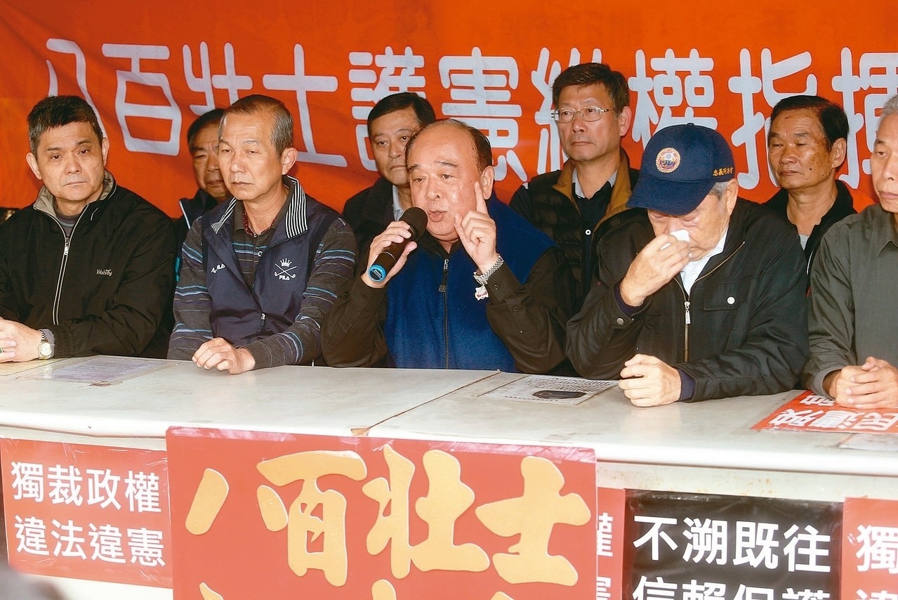 八百壯士副總指揮吳斯懷（中）和藍天行動聯盟主席武之璋（右二）等人舉行記者會，表示繆德生是為反台獨。 記者曾吉松／攝影