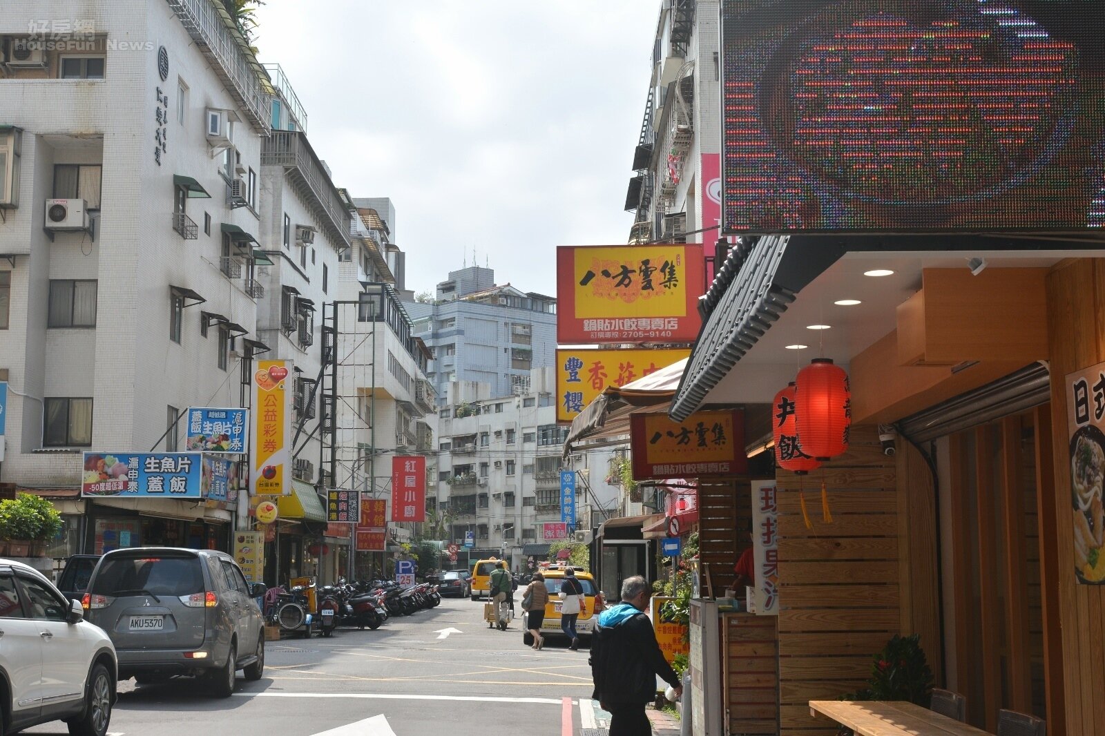 環保署昨(17)日預告訂定「餐飲業空氣污染物防制設施管理辦法」,要求約4.2萬家餐飲業者,例如連鎖速食店、燒烤店等,皆應裝設集氣設施、排氣管線、空氣污染防制設施及排放口等設施國泰醫院旁餐廳小吃一大堆。(好房網News記者 陳韋帆/攝影)