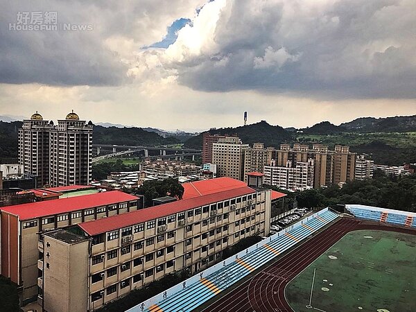 9．對外視野開闊，可看到東南科技大學。