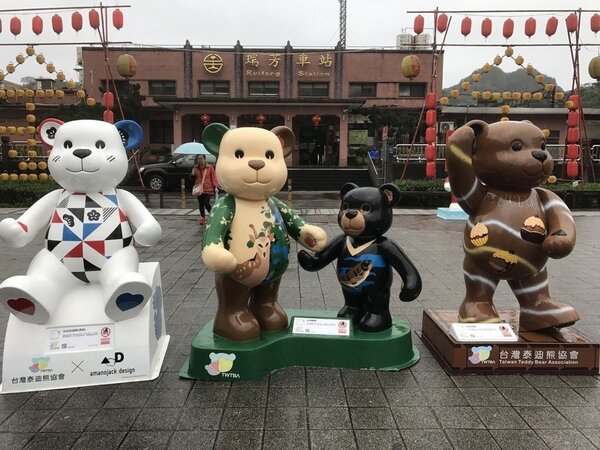 瑞芳火車站展出18隻各國不同的泰迪熊，遊客紛紛合照，成為打卡熱點。圖／瑞芳區公所提供