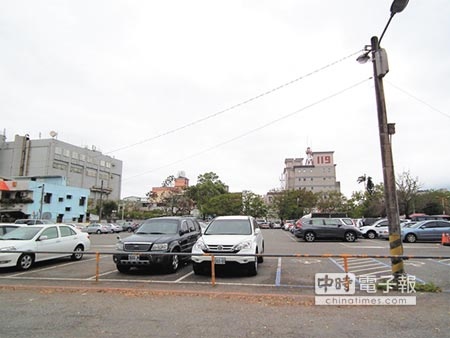 花蓮市中央路慈濟醫院前方的停車場，占地2000坪，市公所有意打造結合辦公廳舍的立體停車場。（許家寧攝） 