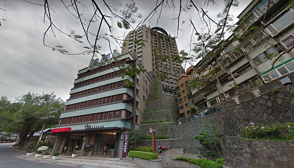 十泉十美位於北投區山坡上，周邊溫泉飯店林立（圖／翻攝自google map）