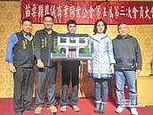 殯葬業喝春酒　大獎紙紮別墅