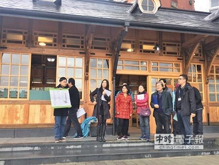 北市文資委員8日到新北投車站現勘,一致認為站體具有文資價值,傾向給予歷史建築身分。(陳燕珩攝)