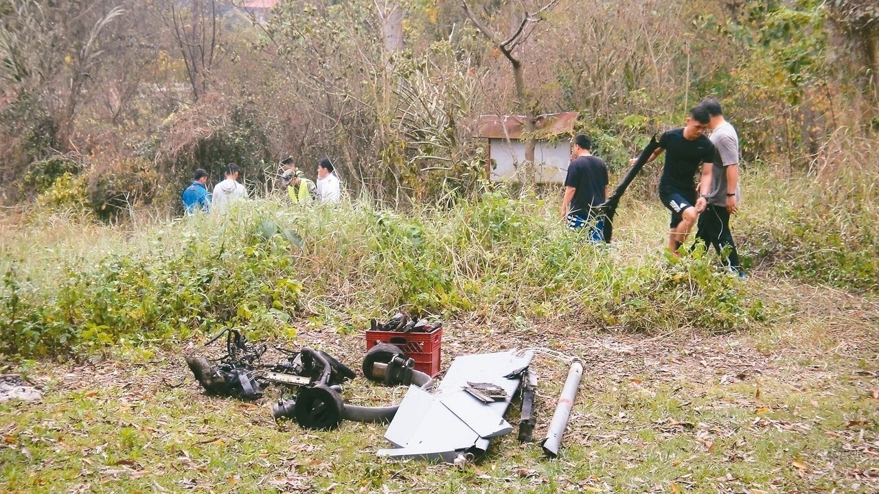 海軍一架銳鳶無人機昨天墜毀屏東縣泰武鄉武潭國小平和分校旁林地，軍方將殘骸陸續搬出。 記者蔣繼平／攝影