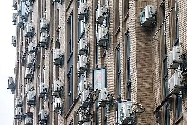 浙江省杭州市江干區大樓 牆面裝滿200多台冷氣 遠看令人「密集恐懼」發作（圖／翻攝自微博）